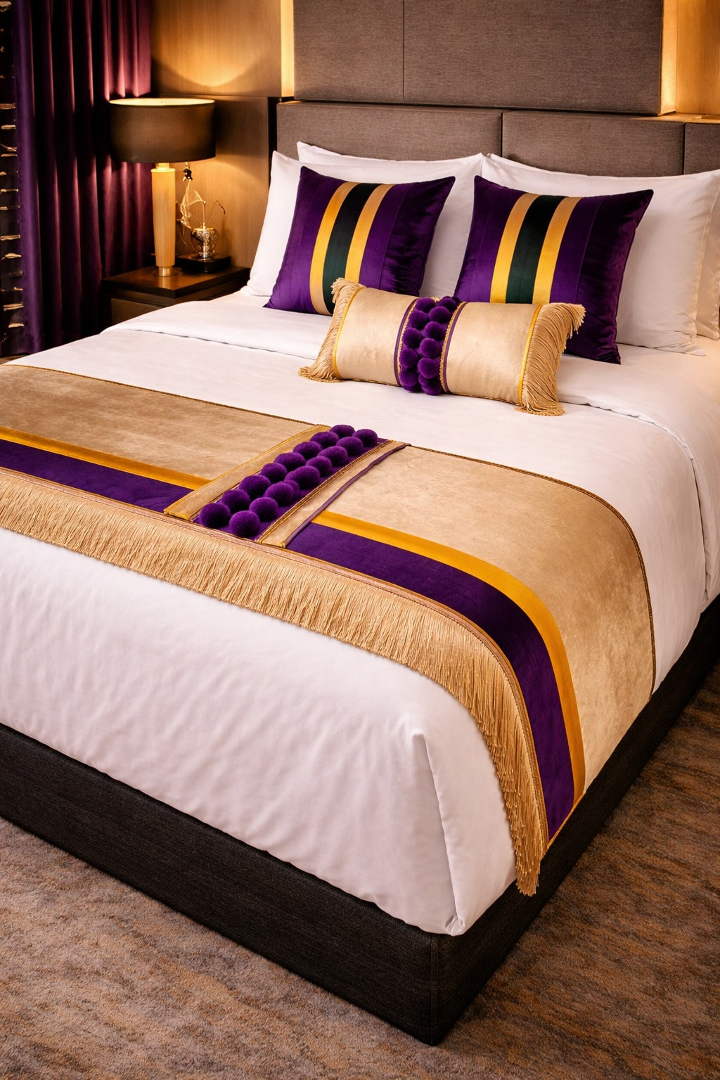 Luxus-Bettläufer „Velvet Pompon Royal“ – Samt, Struktur & Glamour für exklusive Hotelbetten