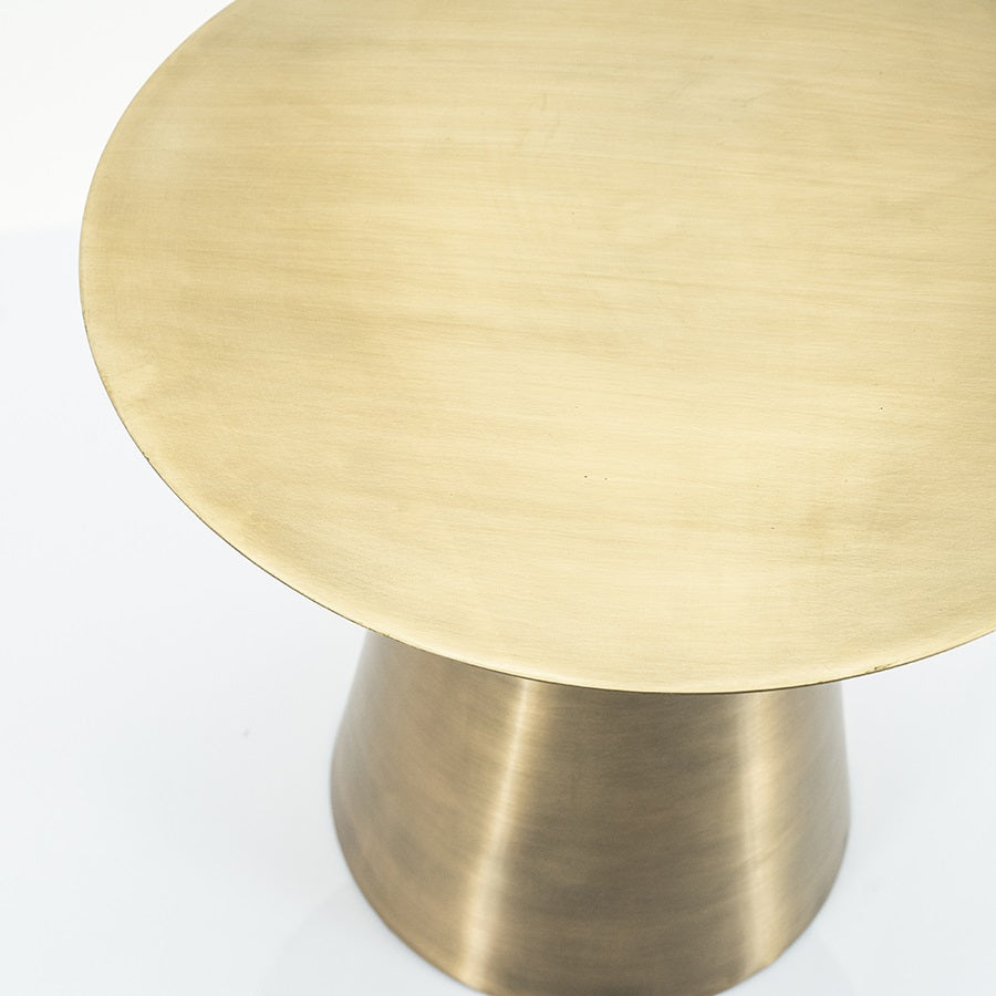 Vergoldeter Beistelltisch aus Metall – Luxuriöses Design für Hotelzimmer und exklusive Interieurs
