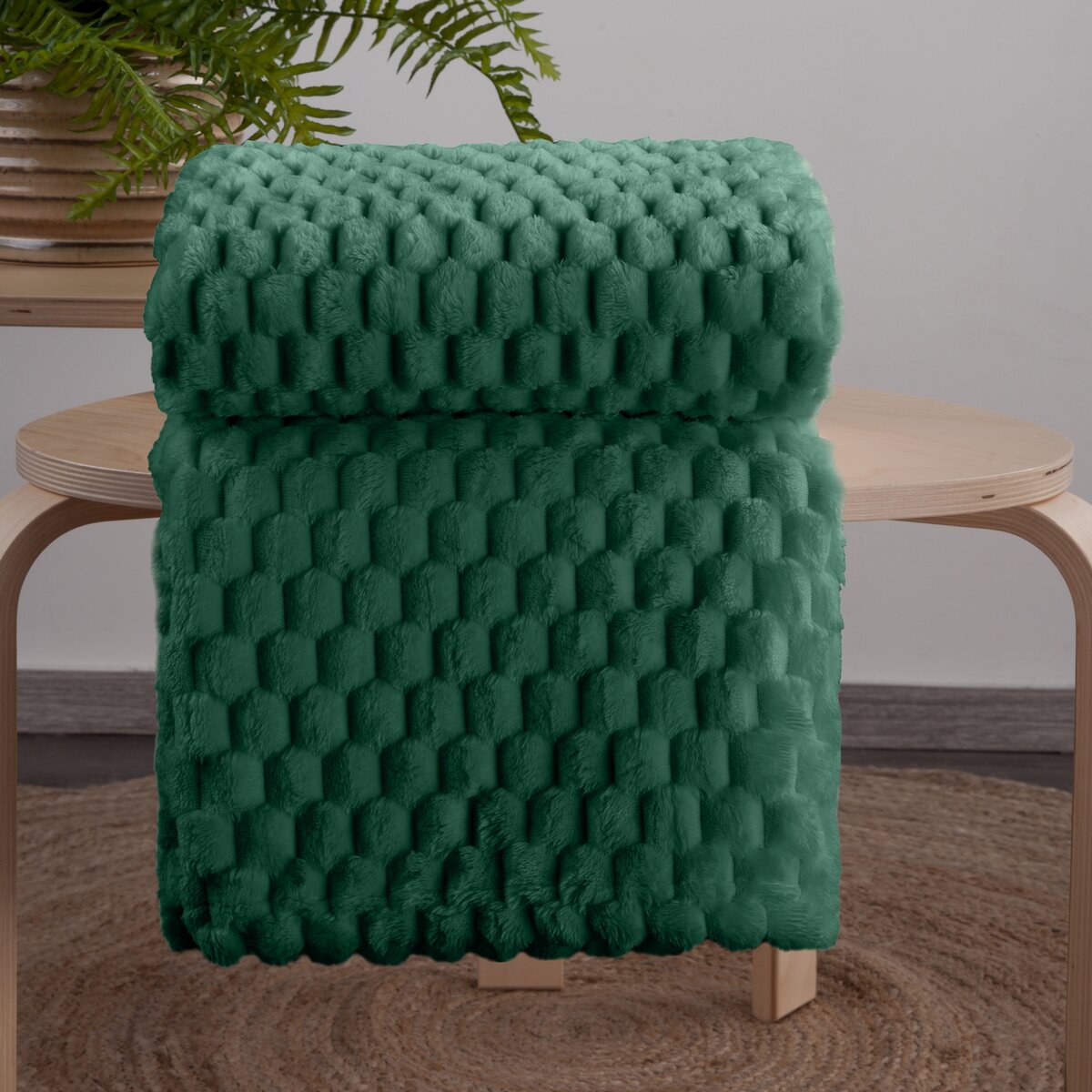 Dunkelgrüne Kuscheldecke 150 x 200 cm – elegante Wohlfühltextilie für Hotels & Interior-Konzepte