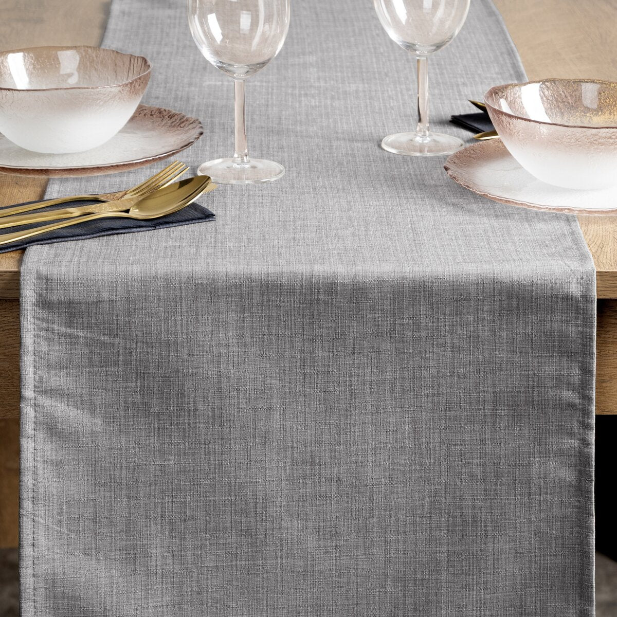 Schmutzabweisend Dieser elegante Tischläufer in Stahlgrau verleiht Tischen eine moderne und hochwertige Ausstrahlung