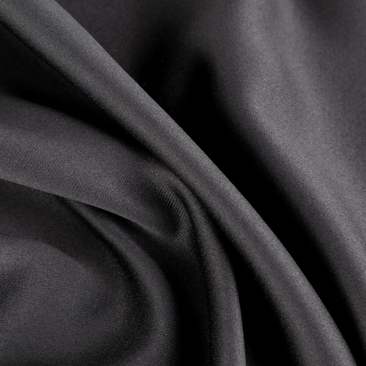 Blackout Vorhang in Schwarz – elegante Verdunkelungsstoffe für Hotels, Schlafzimmer, Apartments und stilvolle Wohnräume