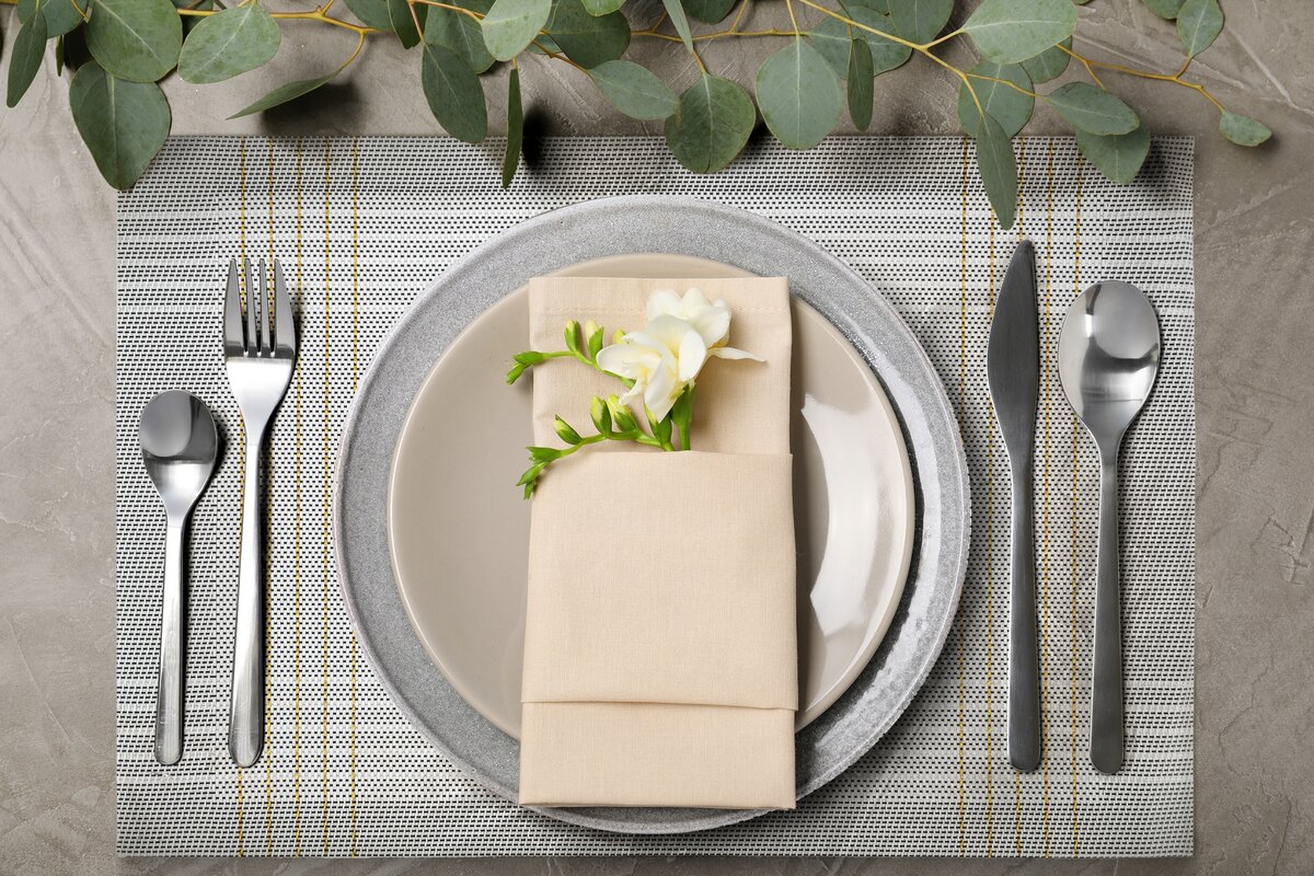 Elegantes Tischset in der Farbkombination Stahlgrau / Gold Maße: 30 × 45 cm