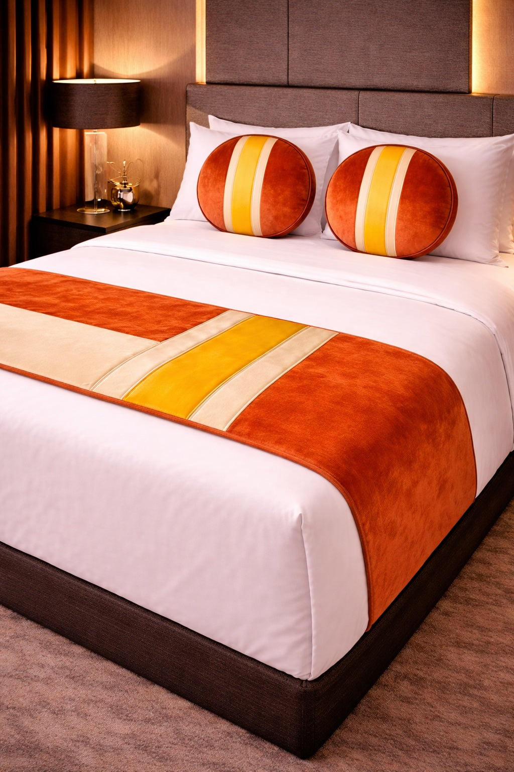 Design-Bettläufer „Velvet Stripe Sunset“ mit Kissen – Luxuriöse Hoteloptik in warmen Farbtönen