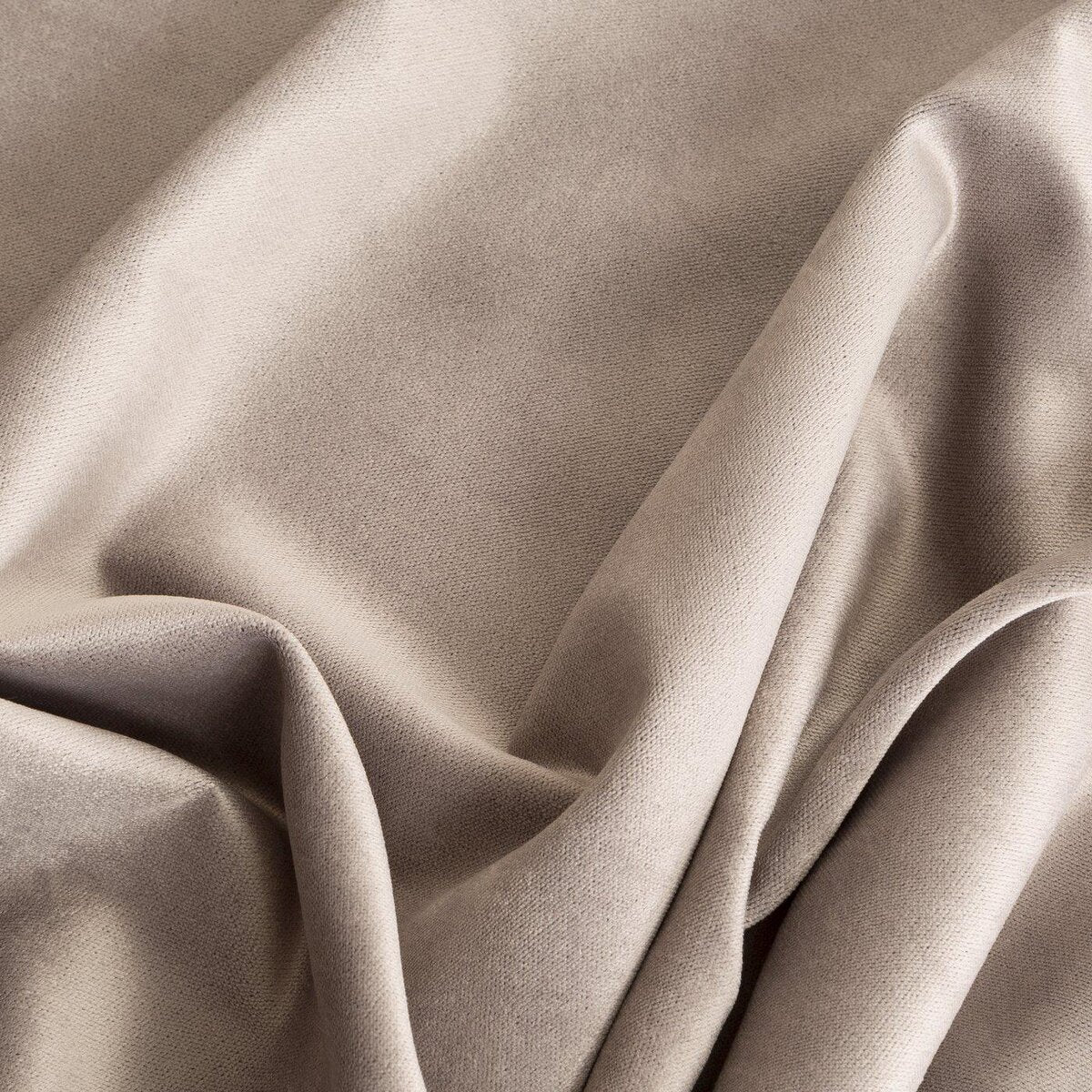 Blackout Vorhang in Beige schattiert – elegante Verdunkelungsstoffe für Hotels, Schlafzimmer, Apartments und stilvolle Wohnräume.