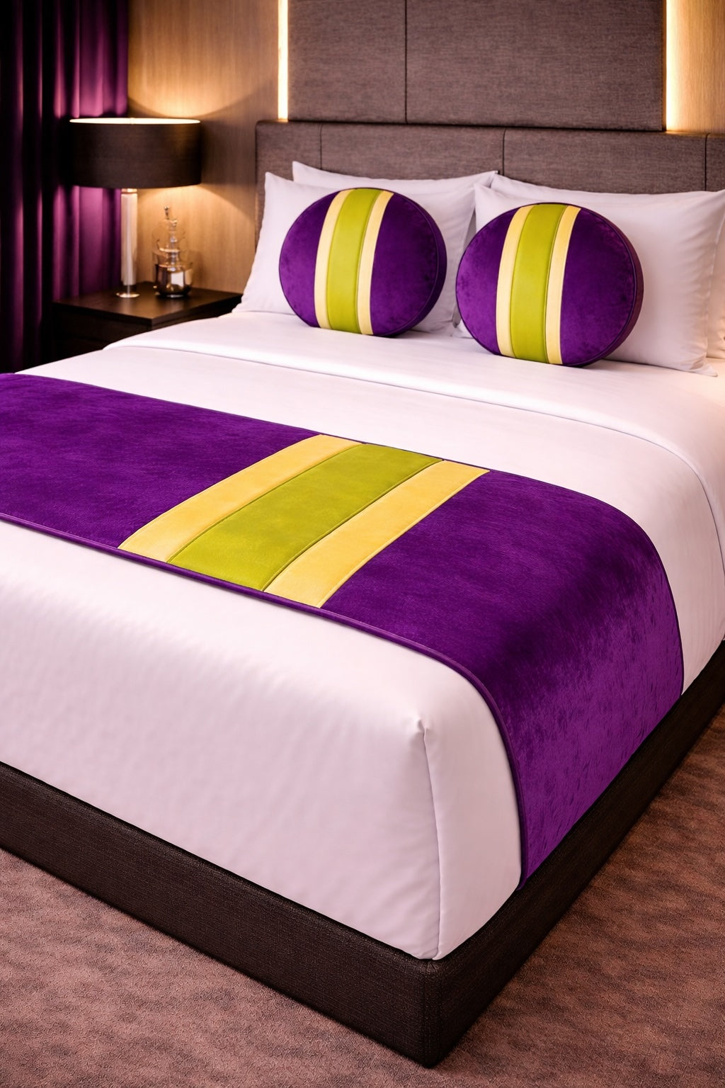 Design-Bettläufer „Velvet Stripe Royal Green“ – Ausdrucksstarkes Samt-Design für exklusive Hotelbetten
