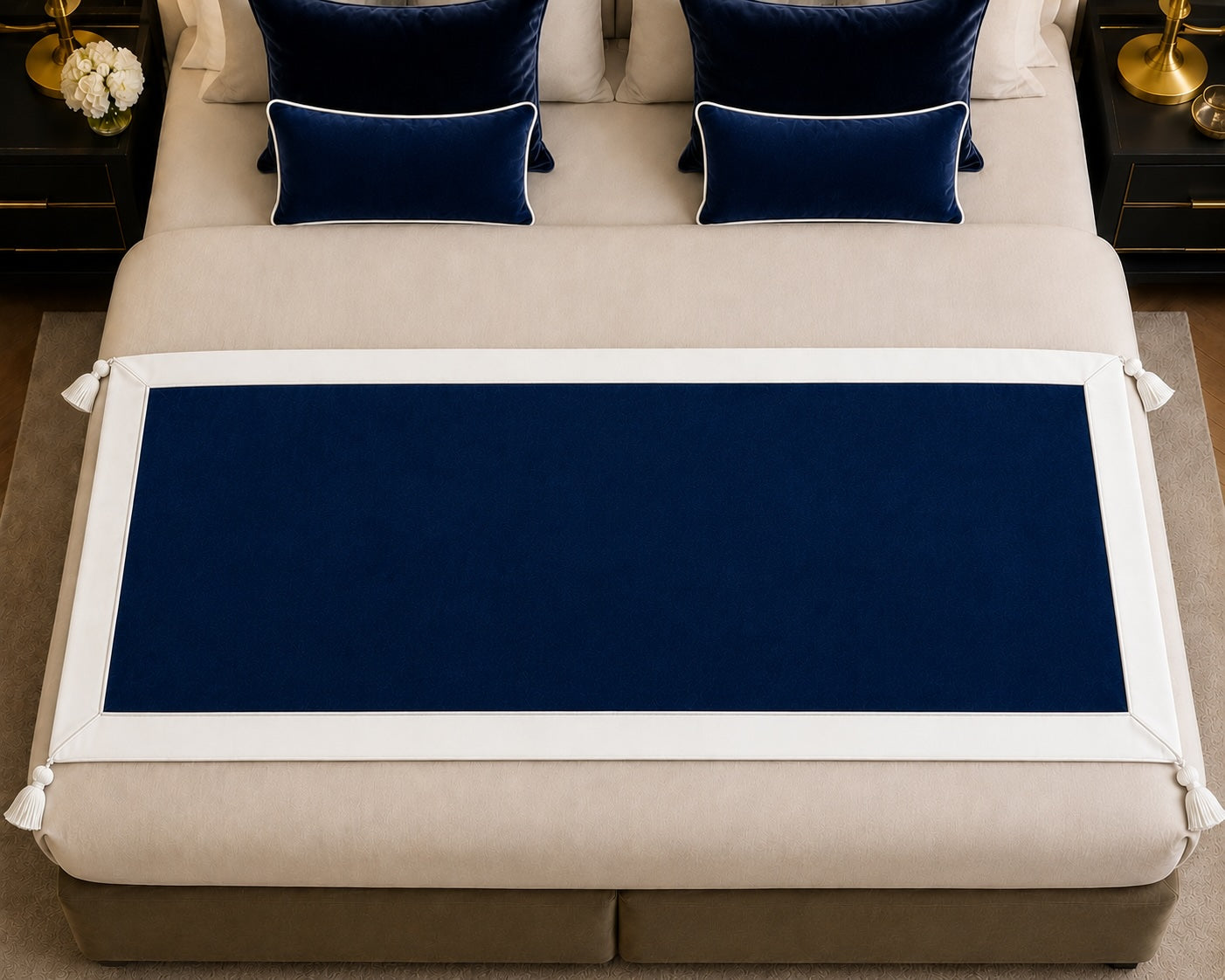 Luxuriöser Bettläufer aus hochwertigem Samt in elegantem Dunkelblau mit heller Bordüre, feiner silberner Paspelierung und dekorativen Quasten – perfekt für exklusive Hotelzimmer