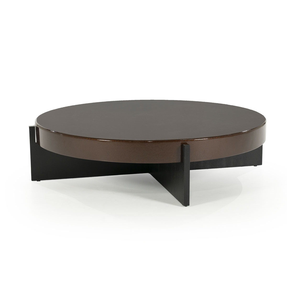 Der moderne Couchtisch überzeugt durch seine großzügige Formgebung und die exklusive Kombination aus MDF, hochwertigem Eichenfurnier