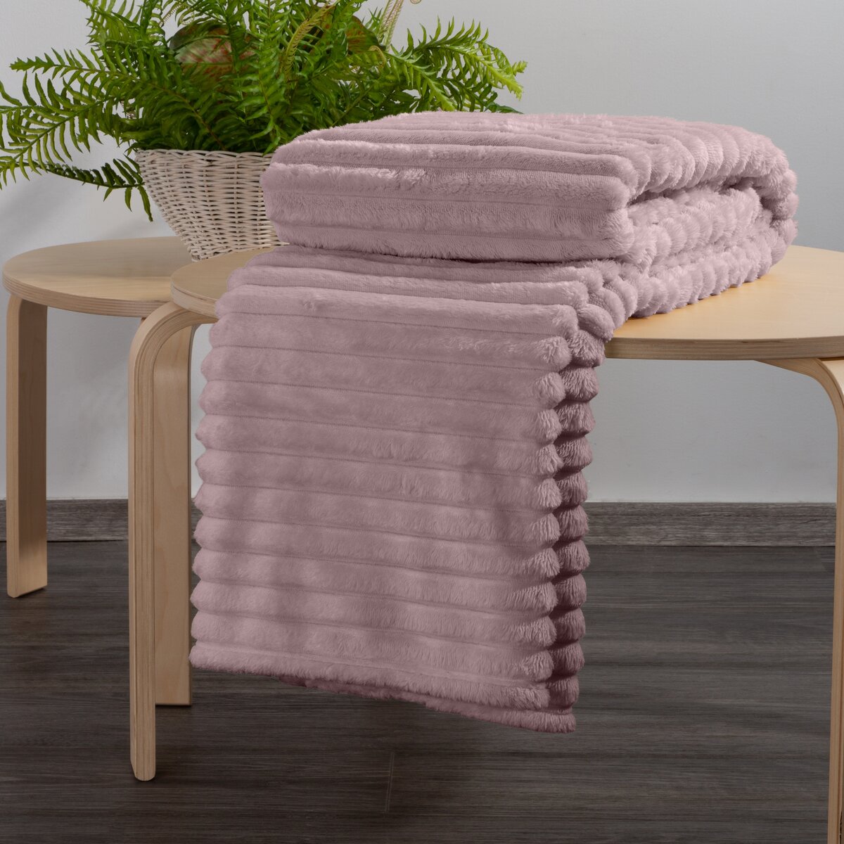 Puderrosa Kuscheldecke 170 x 210 cm – elegante Textilie für Hotels & Interior-Konzepte