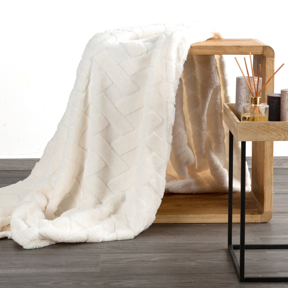 Cremefarbene Kuscheldecke 70 x 160 cm – elegante Ergänzung für Hotels & Interior-Konzepte