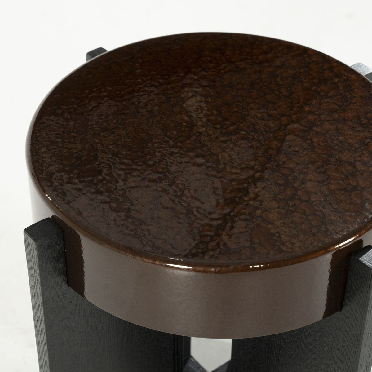 Der elegante Beistelltisch überzeugt durch seine besondere Materialkombination und die luxuriöse Oberfläche mit Shiny Shell Painting.
