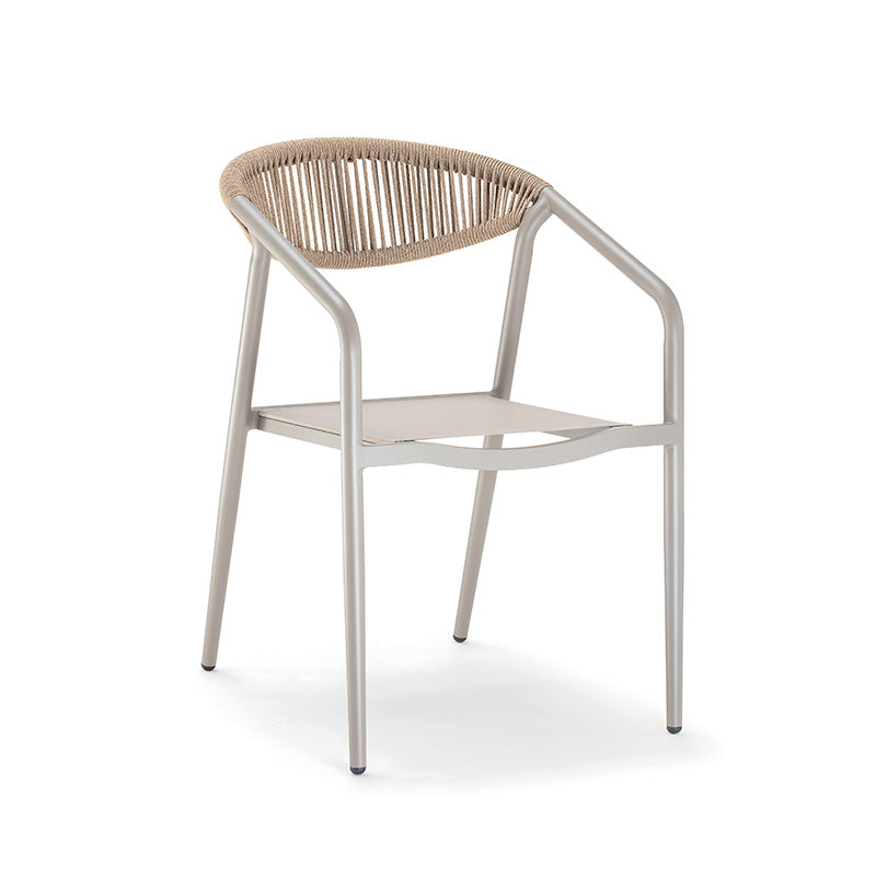 Der stapelbare Outdoor-Sessel „Leonie Armchair“ verbindet modernes Design, leichte Materialien und hohen Sitzkomfort – perfekt für Hotels, Restaurants