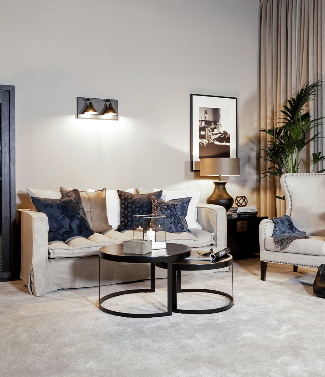 Entdecken Sie das Claudine Sofa in der eleganten Farbe Linen Sand, ein Sofa, das für höchste Gemütlichkeit und stilvolle Entspannung gemacht ist.