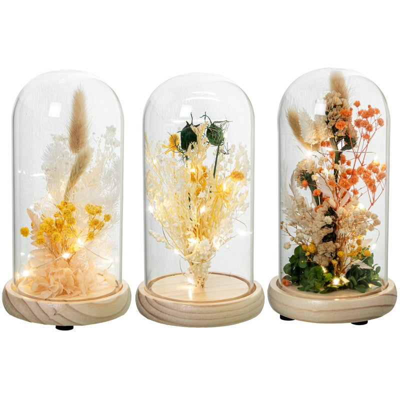 Die dekorative Glasglocke mit Holzsockel und künstlichen Blumenarrangements schafft eine stimmungsvolle und elegante Atmosphäre.