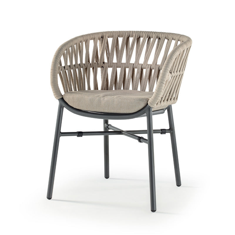 Der stapelbare Outdoor-Sessel „Bella Donna“ überzeugt durch modernes Design, hohen Sitzkomfort und wetterbeständige Materialien