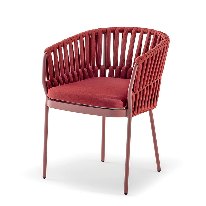 Die stapelbare Outdoor Stuhl Jimmy vereint modernes Design, hohen Sitzkomfort und wetterbeständige Materialien – ideal für exklusive Hotelterrassen,