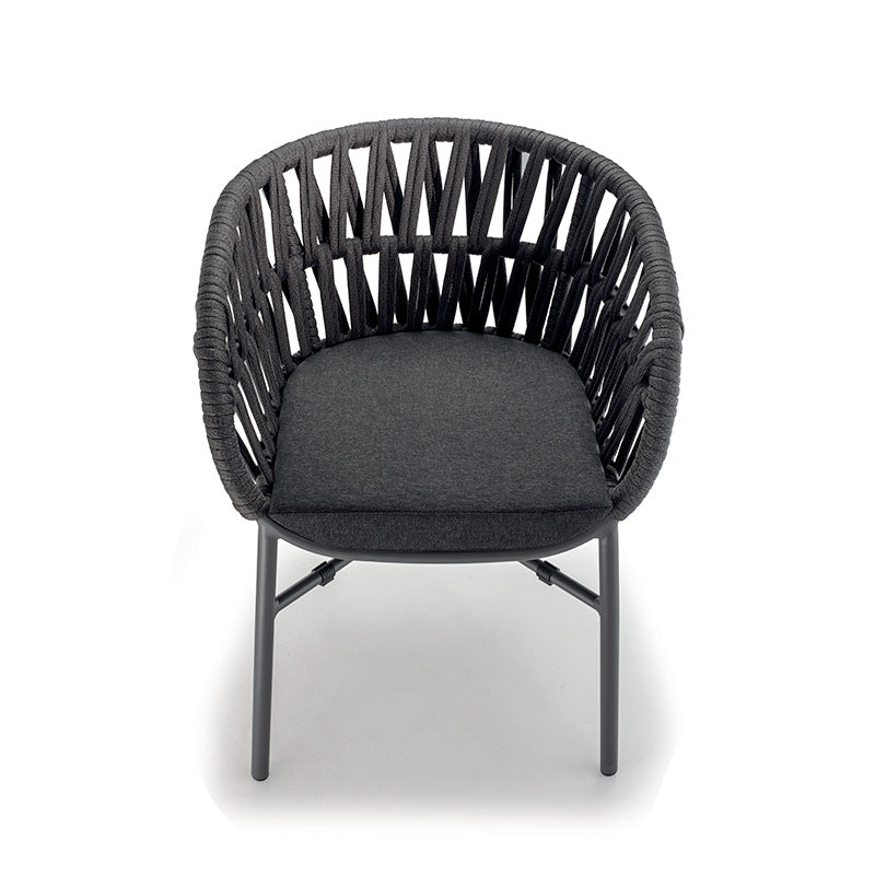 Der stapelbare Outdoor-Sessel „Bella Donna“ überzeugt durch modernes Design, hohen Sitzkomfort und wetterbeständige Materialien