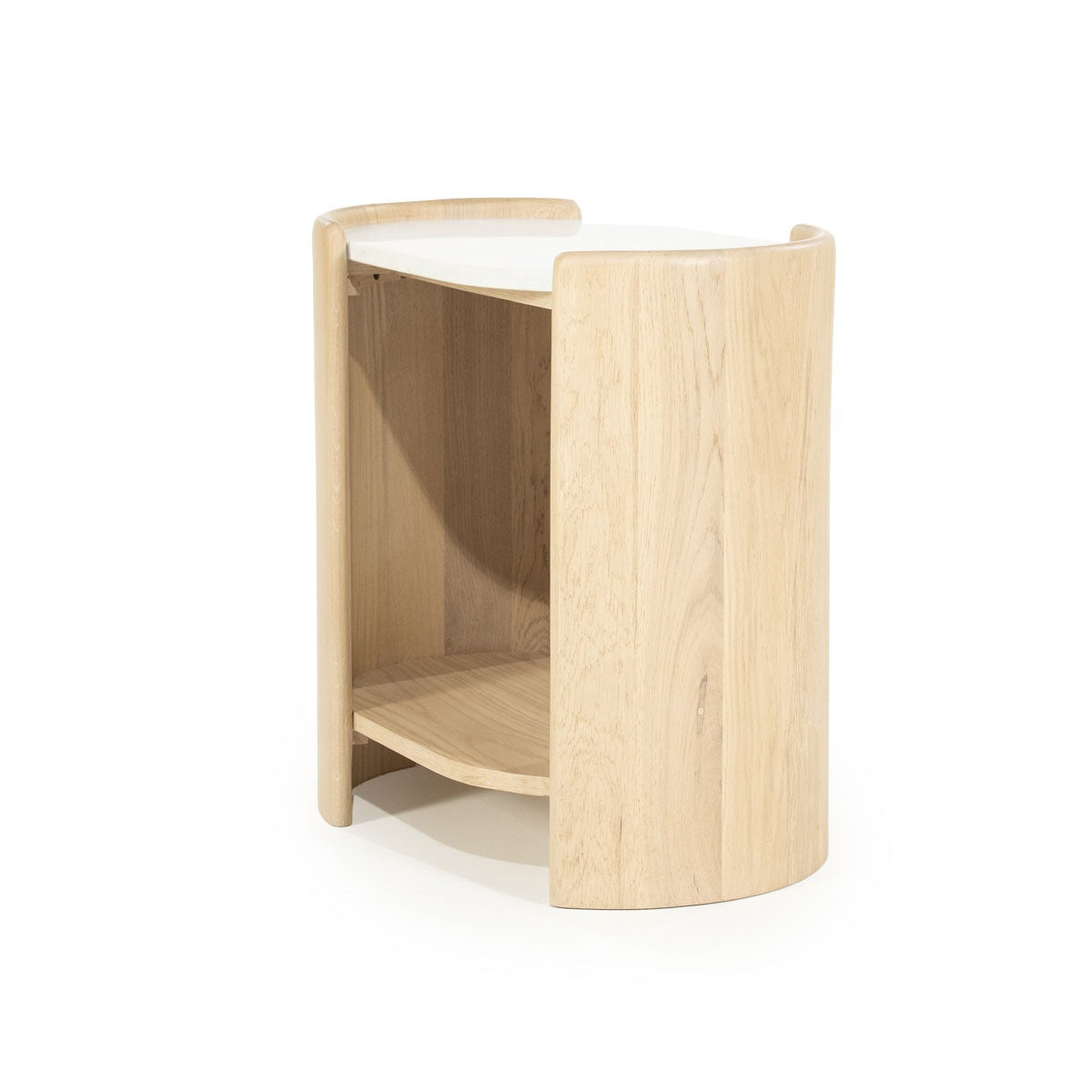 Der elegante Beistelltisch vereint hochwertige Materialien mit modernem Design und eignet sich perfekt für stilvolle Hotelzimmer