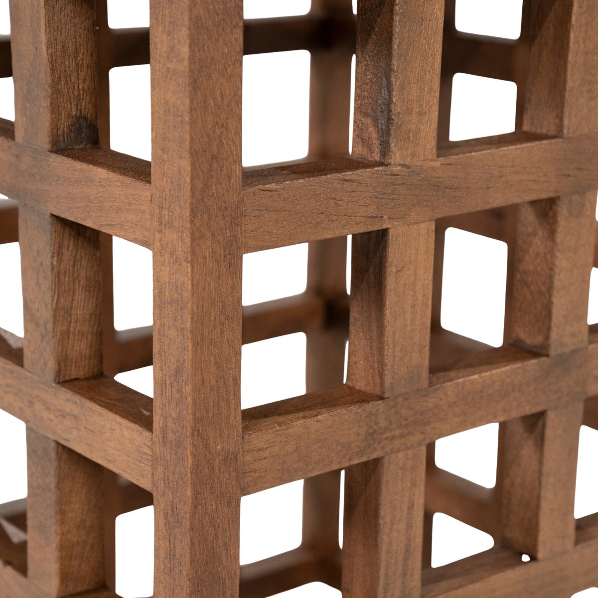 Der moderne Beistelltisch überzeugt durch seine stilvolle Kombination aus gebürstetem Holz und gehärtetem Glas.