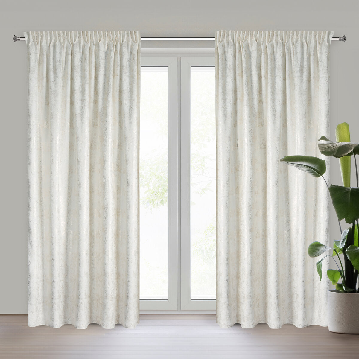 Exklusive Fertigvorhänge in der Farbe Beige - Gold Schlicht – moderne und elegante Fensterdekoration für Hotels, Apartments, Gastronomie und stilvolle Wohnräume.