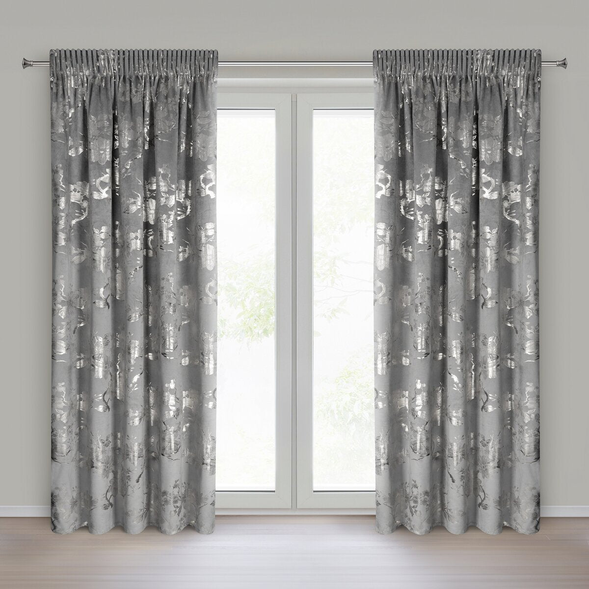 Exklusive Fertigvorhänge in der Farbe Stahlgrau-silber – moderne und elegante Fensterdekoration für Hotels, Apartments, Gastronomie und stilvolle Wohnräume.