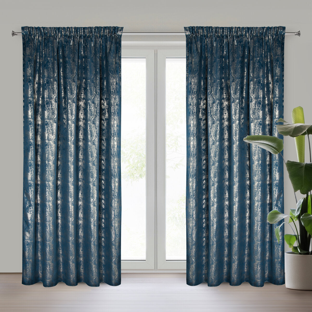 Exklusive Fertigvorhänge in der Farbe Blau Schlicht – moderne und elegante Fensterdekoration für Hotels, Apartments, Gastronomie und stilvolle Wohnräume.
