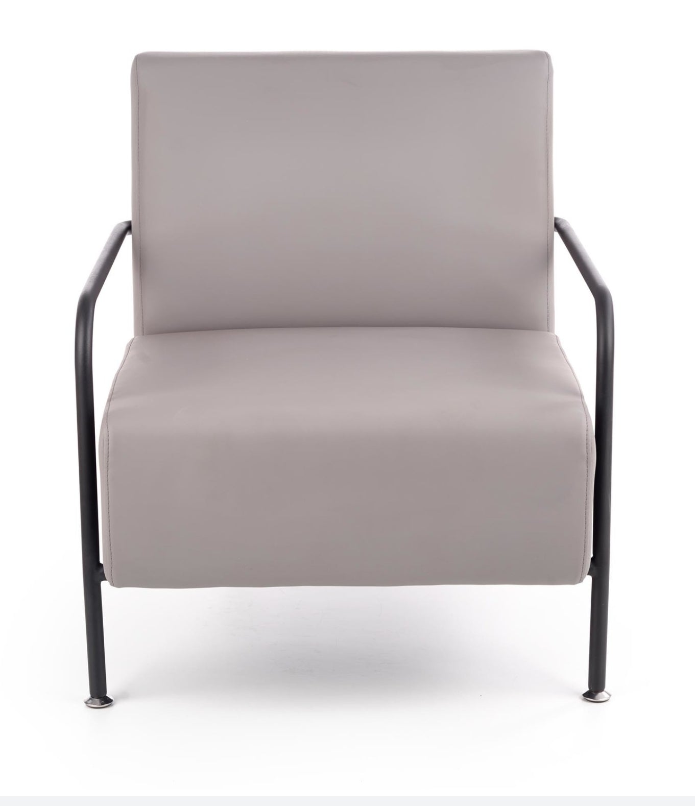 Der Sessel Lennyis verbindet minimalistisches Design mit einem Hauch von Industrial-Charme.