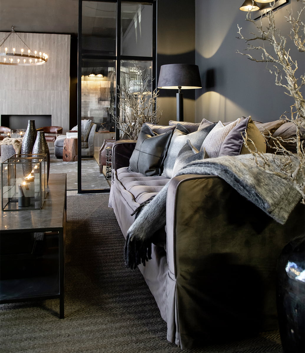 Erleben Sie das Mira Sofa in der stilvollen Farbe Linen Sand, ein bequemes Sofa, das für höchsten Komfort und elegante Entspannung konzipiert wurde.