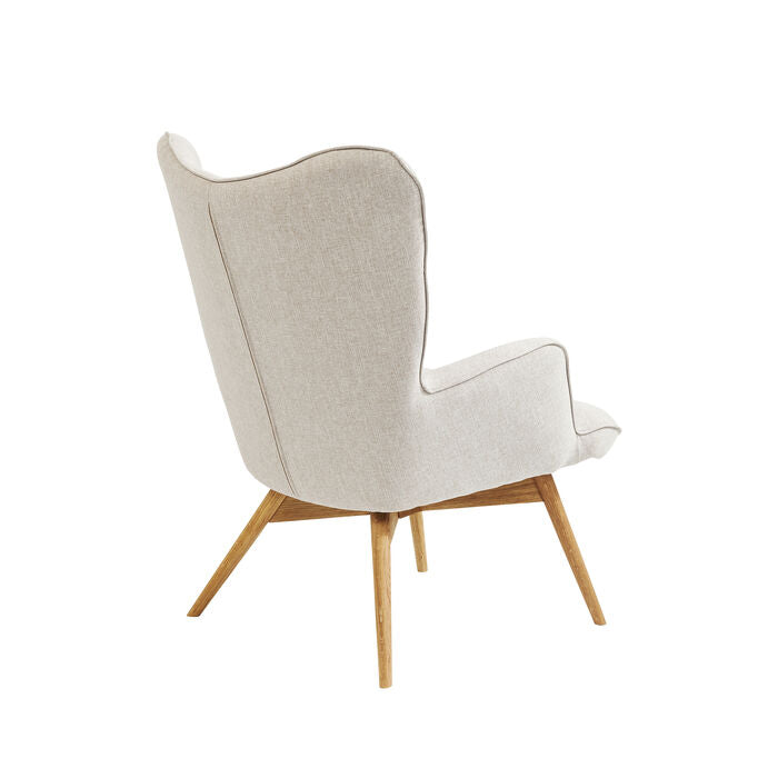 Der Sessel lässt sich hervorragend als Ergänzung zu Sofas einsetzen oder als stilvolles Duo arrangieren, wenn kompakte Sitzlösungen gefragt sind