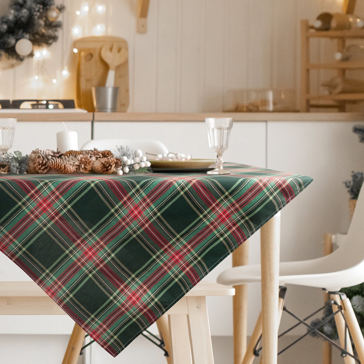 Grüne & rote Weihnachtstischdecke 85 x 85 cm – festliche Tischgestaltung für Hotels & Gastronomie