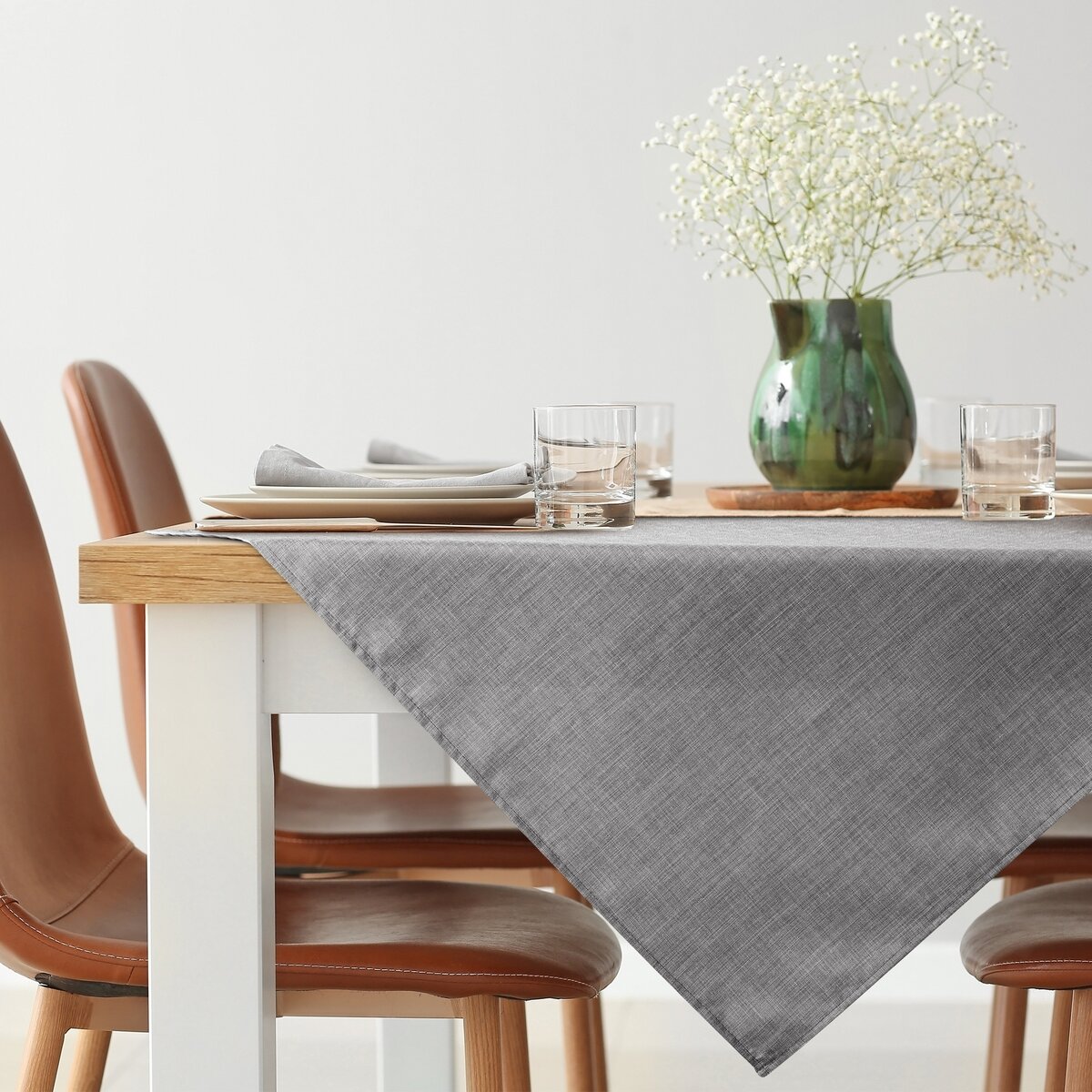 Schmutzsabweisende Tischdecke Diese elegante Tischdecke in Stahlgrau verleiht jedem Tisch eine moderne und hochwertige Ausstrahlung.